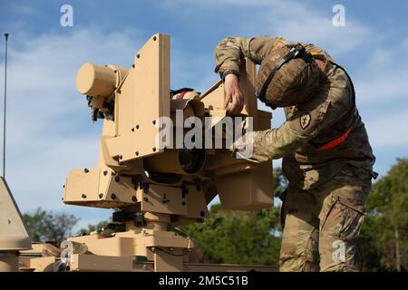 Le commandant adjoint du soutien de la Division d’infanterie 25th, le colonel Phillip C. Baker, visite la zone de manutention de la configuration de l’équipement du Bataillon de soutien sur le terrain de l’Armée de terre-Charleston pour voir l’équipement du stock-3 (APS-3) prépositionné par l’Armée de terre. L’APS-3 est le seul équipement de l’Armée de terre à flot qui offre la souplesse et l’agilité des chasseurs de guerre en hébergeant tout l’équipement opérationnel prêt et postdestiné à répondre rapidement aux besoins des commandants des combattants. Banque D'Images