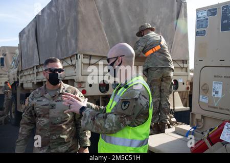 Le commandant du Bataillon de soutien sur le terrain de l'Armée de terre-Charleston, le lieutenant-colonel Christopher Manganaro, en fait un briefing 25th. Le commandant adjoint du soutien de la Division d'infanterie, le colonel Phillip C. Baker, a fait le point sur l'équipement téléchargé à partir du stock prépositionné de l'Armée de terre (APS3) à l'appui de Salaknib 22. APS3 permet une projection rapide de la puissance, améliore le soutien logistique à l'échelle mondiale et soutient les soldats à mesure que les ressources sont déplacées dans tout le théâtre opérationnel. Banque D'Images