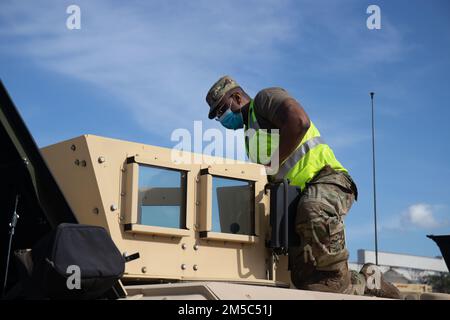 Le sergent 1st de la classe Jean Monvilus inspecte un véhicule de l'Armée de terre prépositionné stock-3 avant du délivrer à la 25th Division d'infanterie pour utilisation pendant Salaknib 22. En coordination avec les 402nd et 8TSC, le Bataillon de soutien sur le terrain de l'Armée de terre-Charleston a établi une zone de manutention de la configuration de l'équipement afin d'inspecter, d'inventorier et de préparer l'équipement pour l'émission à l'unité tactique de gain. Banque D'Images