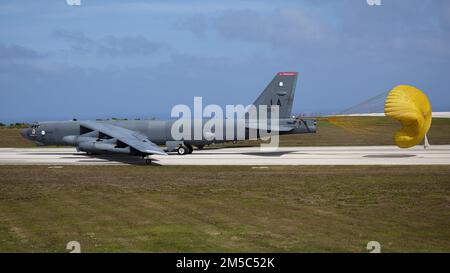 A ÉTATS-UNIS Force aérienne B-52H StratoFortress de l'escadron de la bombe expéditionnaire 96th libère son parachute de la drogue après avoir terminé une mission de la Force opérationnelle de bombardement à la base aérienne d'Andersen, Guam, le 28 février 2022. Les États-Unis maintiennent une force d'bombardiers forte et crédible qui renforce la sécurité et la stabilité des alliés et des partenaires. Banque D'Images