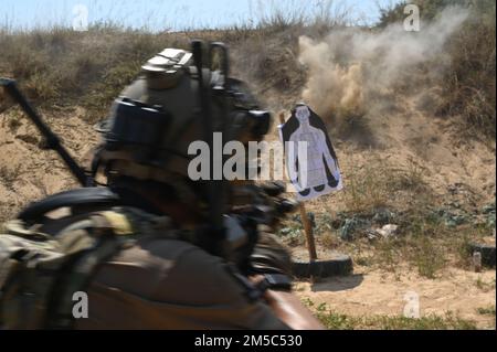 ÉTATS-UNIS Les bérets verts de l'armée affectés au 3rd Groupe des forces spéciales (aéroporté) conduisent l'entraînement de M4 et M9 parcours à l'aérodrome de Thebephastwa, Botswana, 27 février 2022. Les équipes se sont concentrées sur le perfectionnement des compétences en armes de fusil et de pistolet dans le cadre de leur formation et de leurs qualifications. Banque D'Images