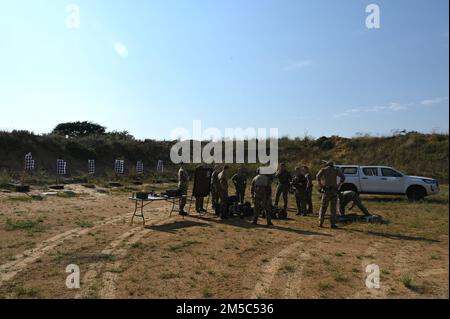 ÉTATS-UNIS Des bérets verts de l’armée affectés au 3rd Groupe des forces spéciales (aéroporté) planifient l’entraînement de la journée dans l’aire de répartition de l’aérodrome de Thebephastwa, au Botswana, au 27 février 2022. Les équipes se sont concentrées sur le perfectionnement des compétences en armes de fusil et de pistolet dans le cadre de leur formation et de leurs qualifications. Banque D'Images