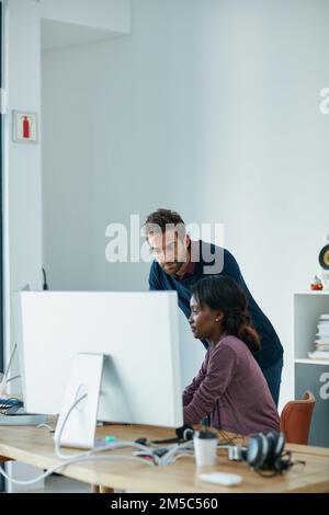 Travailler ensemble pour aller de l'avant. collègues travaillant ensemble sur un ordinateur dans un bureau. Banque D'Images