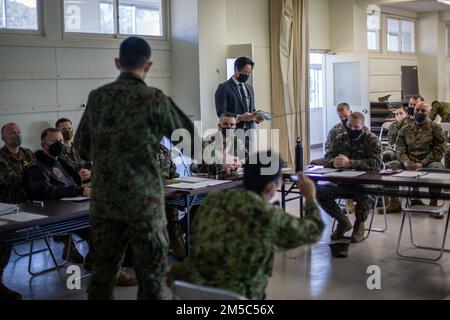 ÉTATS-UNIS Les Marines, de l'unité expéditionnaire maritime (UMM) de 31st, et les soldats japonais du Régiment de déploiement rapide amphibie de 1st, organisent la planification de la mission au cours d'un exercice d'état-major pour la Brigade de déploiement rapide amphibie (MDX-ARDB) de l'exercice de défense maritime au Camp Ainoura, à Nagasaki, au Japon, le 27 février 2022. Au cours de l'exercice du personnel, les dirigeants des deux parties ont partagé les procédures de planification en vue de la formation. MDX-ARDB est un exercice bilatéral visant à accroître l'interopérabilité et à renforcer les liens entre les forces américaines et japonaises pour la défense du Japon. Banque D'Images