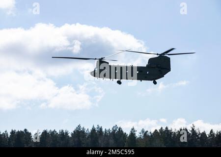 ÉTATS-UNIS Hélicoptères Chinook CH-47 de l'armée affectés au 2nd Bataillon, 227th Aviation Regiment, 1st Air Cavalry Brigade, approche pour un remplissage lors d'un exercice d'assaut aérien pendant la grève de sabre 22. Les frappes de sabre et les exercices de ce type montrent que les forces américaines et européennes peuvent simultanément soutenir les opérations en cours et les entraînements réguliers sans dégradation dans le soutien aux alliés et aux partenaires de l'OTAN. Banque D'Images