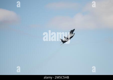 A ÉTATS-UNIS Le F-15E Strike Eagle de la Force aérienne, du 336th Fighter Squadron affecté à la base aérienne de Seymour Johnson, en Caroline du Nord, survole la base aérienne de Łask après avoir effectué une mission de police aérienne améliorée de l'OTAN à partir de la base aérienne de Łask, en Pologne, le 28 février 2022. L’intégration de la Défense aérienne et le PAE démontrent les capacités, la volonté et la détermination de l’OTAN à protéger les populations alliées. Banque D'Images
