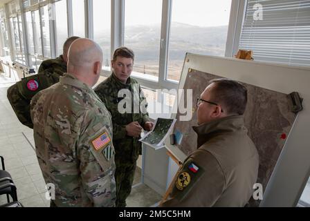 Le Sgt. 1st classe Carl Cazee, un maître-canon de véhicule de combat Bradley pour le 2nd Bataillon, 34th Armored Regiment, 1st Armored Brigade combat Team, 1st Infantry Division, rencontre des membres de l'armée tchèque, le 28 février, dans la zone militaire de Hradiště, dans le nord-ouest de la République tchèque. Le 2/34th prépare deux semaines de formation rigoureuse dans le cadre de Sabre Strike 22, un exercice multinational de grande envergure qui a lieu dans toute l'Europe pour améliorer la préparation et les relations entre les alliés de l'OTAN aux États-Unis Région de l'Europe de l'armée. Banque D'Images