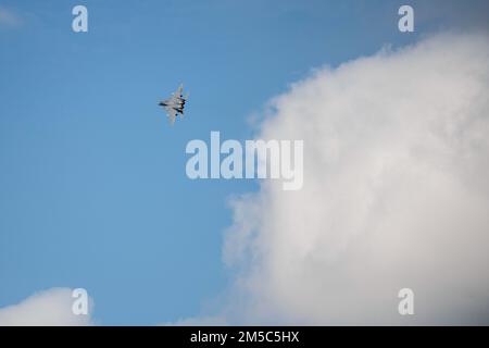 A ÉTATS-UNIS Le F-15E Strike Eagle de la Force aérienne, du 336th Fighter Squadron affecté à la base aérienne de Seymour Johnson, en Caroline du Nord, survole la base aérienne de Łask après avoir effectué une mission de police aérienne améliorée de l'OTAN à partir de la base aérienne de Łask, en Pologne, le 28 février 2022. L’intégration de la Défense aérienne et le PAE démontrent les capacités, la volonté et la détermination de l’OTAN à protéger les populations alliées. Banque D'Images