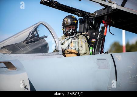 ÉTATS-UNIS Le capitaine de la Force aérienne Garret Womack, un pilote F-15 C Eagle affecté au 493rd Fighter Squadron de la Royal Air Force Lakenheath, en Angleterre, effectue des vérifications avant le départ de la base aérienne de Łask, en Pologne, le 28 février 2022. Le FS de 493rd a été déployé à la base aérienne de Łask pendant plusieurs semaines à l’appui de la mission de police aérienne renforcée de l’OTAN. Banque D'Images