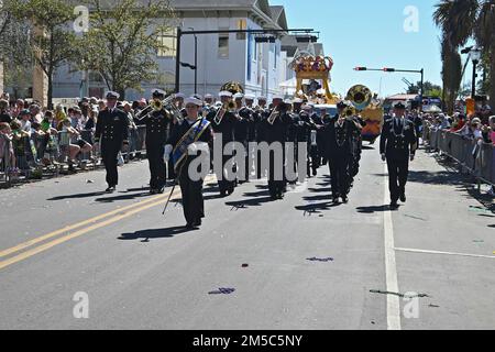 MOBILE, Ala (28 févr. 2022) Sailor de Navy Band Southeast préforme au King Felix III parade pendant la Mobile Navy week, le 28 février. La semaine de la Marine est une série annuelle d'événements qui se tiennent tout au long de l'année dans diverses villes des États-Unis sans présence importante de la Marine pour offrir aux citoyens l'occasion d'interagir avec les marins et d'en apprendre davantage sur la Marine et ses capacités. Banque D'Images