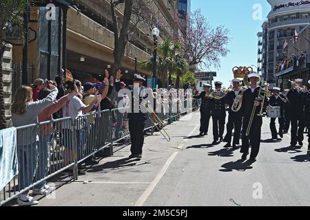 MOBILE, Ala (28 févr. 2022) Sailor de Navy Band Southeast préforme au King Felix III parade pendant la Mobile Navy week, le 28 février. La semaine de la Marine est une série annuelle d'événements qui se tiennent tout au long de l'année dans diverses villes des États-Unis sans présence importante de la Marine pour offrir aux citoyens l'occasion d'interagir avec les marins et d'en apprendre davantage sur la Marine et ses capacités. Banque D'Images