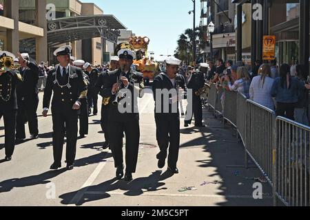 MOBILE, Ala (28 févr. 2022) Sailor de Navy Band Southeast préforme au King Felix III parade pendant la Mobile Navy week, le 28 février. La semaine de la Marine est une série annuelle d'événements qui se tiennent tout au long de l'année dans diverses villes des États-Unis sans présence importante de la Marine pour offrir aux citoyens l'occasion d'interagir avec les marins et d'en apprendre davantage sur la Marine et ses capacités. Banque D'Images