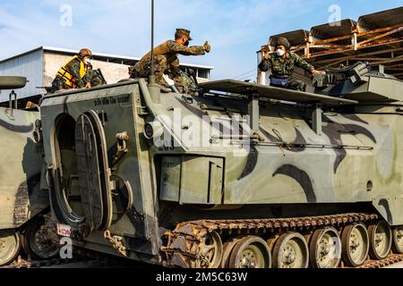 U-Tapao, Royaume de Thaïlande – Un Royal Thai Marine à bord d'un véhicule d'assaut amphibie AAV7A1 RAM/RS thaïlandais pratique des procédures d'évacuation avec un américain Marine du 3rd Bataillon d'assaut des amphibiens, 1st Division marine, 28 février 2022. Royal Thai Marines du bataillon de véhicules d'assaut des amphibiens et des États-Unis Les Marines de 3rd AAB participent à un échange d'experts en la matière le 21 février – 4 mars 2022, dans le cadre de l'exercice Cobra Gold 2022. Pendant la SMEE, Thai et des États-Unis Marines s'entraîne à la fois dans l'entretien et les opérations de l'AAV. CG 22 est la version 41st de l'exercice international de formation qui s Banque D'Images