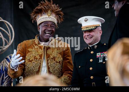 Randolph Davis (à gauche), le roi Zulu, et le lieutenant général David G. Bellon, commandant de la Réserve des Forces maritimes et des Forces maritimes du Sud, se sont joints sur scène pendant Lundi gras au parc Woldenberg, à la Nouvelle-Orléans, en Louisiane, le 28 février 2022. Les dirigeants de la Réserve de la Marine Force ont soutenu la communauté de la Nouvelle-Orléans en faisant une apparition traditionnelle à Lundi gras. Banque D'Images