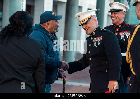 Le lieutenant-général David G. Bellon, commandant de la Réserve des Forces maritimes et des Forces maritimes du Sud, discute avec un vétéran du corps des Marines au Vietnam pendant Lundi gras au parc Woldenberg, à la Nouvelle-Orléans, en Louisiane, le 28 février 2022. Les dirigeants de la Réserve de la Marine Force ont soutenu la communauté de la Nouvelle-Orléans en faisant une apparition traditionnelle à Lundi gras. Banque D'Images