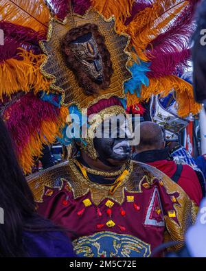 Les champs de Zulu escortent le roi et la reine de Zulu lors du festival Lundi gras au parc Woldenberg, à la Nouvelle-Orléans, Louisiane, 28 février 2022. L'organisation Zulu accueille chaque année le défilé Zulu le jour de Mardi gras et est la plus grande organisation du Carnaval afro-américain de la Nouvelle-Orléans. Banque D'Images