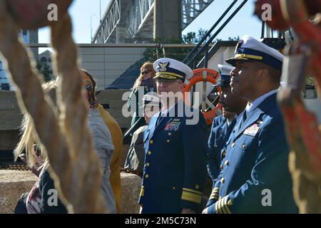 Le sous-ministre Richard Timme, commandant du huitième district de la Garde côtière (au centre), est à bord des États-Unis La Cutter Barbara Mabrity de la Garde côtière le 28 février 2022. Timme et d'autres membres du service de la Garde côtière ont aidé à accueillir le club d'aide sociale et de plaisir de Zulu à bord du Cutter dans le cadre de la célébration Lundi gras 2022. (ÉTATS-UNIS Photo de la Garde côtière par Petty Officer classe 3rd James Hague) Banque D'Images