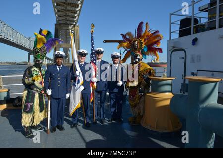 Membres des États-Unis Garde côtière de couleur stand avec les membres de l'aide sociale Zulu et le club de plaisir à bord des États-Unis Garde côtière Cutter Barbara Mabrity 28 févr. 2022. La Garde côtière participe à la célébration annuelle de Lundi gras pour la saison de carnaval 2022. Banque D'Images