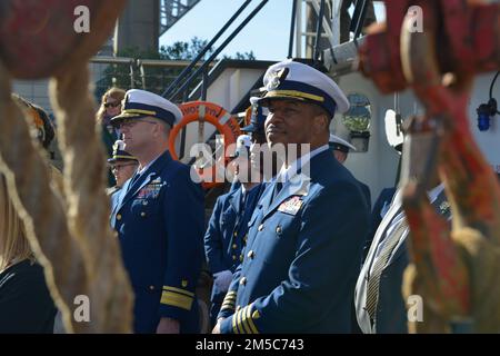 Capt. Will Watson, commandant du secteur de la Garde côtière de la Nouvelle-Orléans (à droite), se tient à bord des États-Unis La Cutter Barbara Mabrity de la Garde côtière le 28 février 2022. Watson a participé au transport du roi Zulu et des membres du club d'aide sociale et de loisirs de Zulu au parc Woldenberg à la Nouvelle-Orléans. (ÉTATS-UNIS Photo de la Garde côtière par Petty Officer classe 3rd James Hague) Banque D'Images