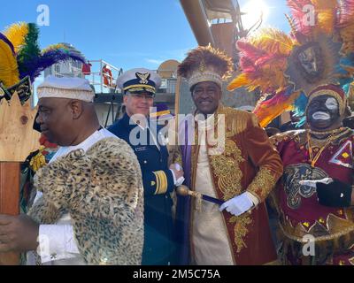 L'ADM. Arrière Richard Timme, huitième commandant de district de la Garde côtière (à gauche), se serre la main avec le Club d'aide sociale et de plaisir du roi de Zulu à bord des États-Unis La Cutter Barbara Mabrity de la Garde côtière le 28 février 2022. La Garde côtière a participé à la célébration de Lundi gras en 2022 en assurant le transport du club. (ÉTATS-UNIS Photo de la Garde côtière par Petty Officer classe 3rd James Hague) Banque D'Images