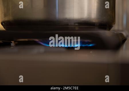 Membres de la 168th Wing U.S. La Garde aérienne de l'Alaska, base aérienne d'Eielson, Alaska prépare un déjeuner pour tous les participants de l'Arctic Eagle-Patriot 22 à Nome, en Alaska, le 28 février 2022. L’exercice conjoint Arctic Eagle-Patriot 22 augmente la capacité de la Garde nationale à opérer dans des environnements austères, par temps froid extrême, en Alaska et dans la région arctique. AEP22 accroître la capacité des partenaires interagences militaires et civils d'intervenir dans diverses missions d'urgence et de sécurité intérieure en Alaska et dans l'Arctique. Banque D'Images