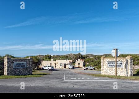 Arniston, Afrique du Sud - 22 septembre 2022 : entrée à la station d'Arniston dans la province du Cap occidental. Les véhicules sont visibles Banque D'Images