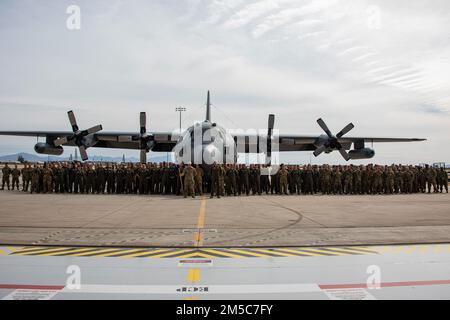 ÉTATS-UNIS Des aviateurs du groupe de combat électronique 55th posent devant l'avion 588 à la base aérienne de Davis-Monthan, Arizona, le 28 février 2022. Le système Compass Call utilise des capacités offensives de contre-information et d'attaque électronique pour soutenir les forces aériennes, de surface et d'opérations spéciales tactiques des États-Unis et de la coalition. Banque D'Images