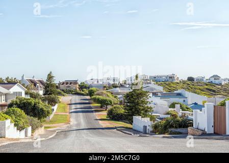 Arniston, Afrique du Sud - 22 septembre 2022 : une scène de rue, avec des maisons de luxe, à Arniston, dans la province du Cap occidental Banque D'Images
