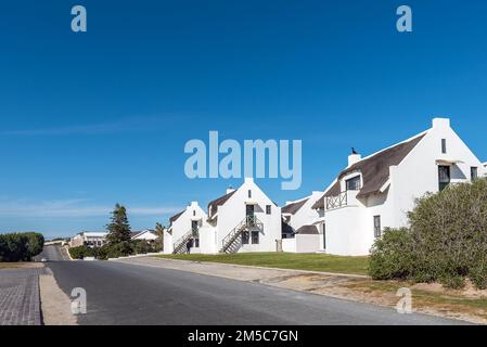 Arniston, Afrique du Sud - 22 septembre 2022 : une scène de rue, avec des maisons de luxe, à Arniston, dans la province du Cap occidental Banque D'Images