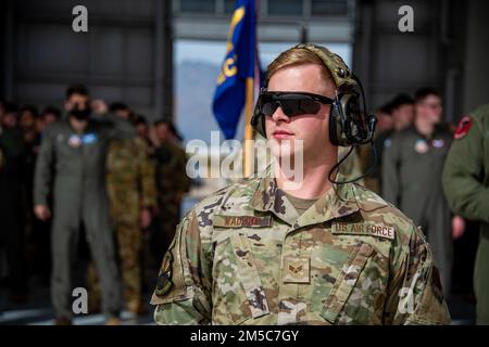 ÉTATS-UNIS Le chef de l'équipage de l'Escadron de maintenance des aéronefs, Aaron Wadyko, chef de l'équipage de l'Escadron de maintenance des aéronefs 755th, attend de son dernier vol à la base aérienne Davis-Monthan, en Arizona, le 28 février 2022, qu'il a appelé à effectuer un appel de compas EC-130H. Le groupe de combat électronique 55th, une unité séparée géographiquement de la 55th Wing à Offutt AFB, Nebraska, est la seule unité Compass Call de la Force aérienne. Banque D'Images