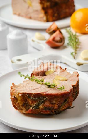 Vue rapprochée d'une tranche de cou de porc cuite au four sur une assiette Banque D'Images