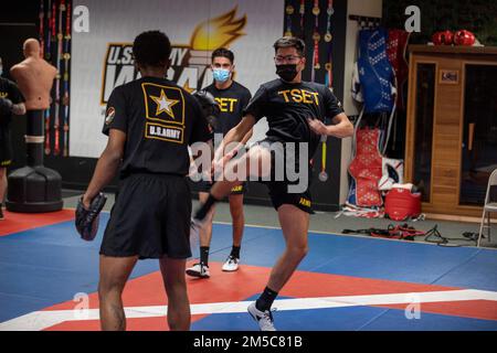 Josh Liu et Pvt. 1st classe Khalriani Harris, instruisent les soldats affectés à A Co., 4th BSB, 1SBCT, lors d'une formation complète de renforcement des soldats, fort Carson, Coloo, 1 mars 2022. Développé par les soldats du Programme des athlètes de classe mondiale, TSET est un entraînement d'élite dirigé par des soldats spécialement conçu pour accroître l'amélioration des performances et la résilience. Banque D'Images