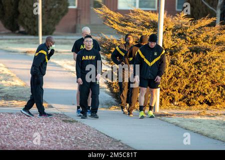 Les soldats affectés à A Co., 4th BSB, 1SBCT, s'entraînent avec des soldats-athlètes au cours d'une formation complète de renforcement des soldats, fort Carson, Colorado, 1 mars 2022. Développé par les soldats du Programme des athlètes de classe mondiale, TSET est un entraînement d'élite dirigé par des soldats spécialement conçu pour accroître l'amélioration des performances et la résilience. Banque D'Images