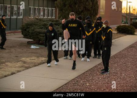 Les soldats affectés à A Co., 4th BSB, 1SBCT, s'entraînent avec des soldats-athlètes au cours d'une formation complète de renforcement des soldats, fort Carson, Colorado, 1 mars 2022. Développé par les soldats du Programme des athlètes de classe mondiale, TSET est un entraînement d'élite dirigé par des soldats spécialement conçu pour accroître l'amélioration des performances et la résilience. Banque D'Images