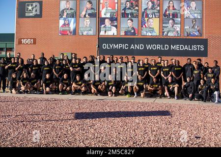 Soldats-athlètes affectés aux États-Unis Le programme des athlètes de classe mondiale de l'armée et les soldats affectés à A Co., 4th BSB, 1SBCT se tiennent ensemble devant le détachement du Programme des athlètes de classe mondiale, fort Carson, Colorado, 1 mars 2022. Développé par les soldats du Programme des athlètes de classe mondiale, TSET est un entraînement d'élite dirigé par des soldats spécialement conçu pour accroître l'amélioration des performances et la résilience. Banque D'Images