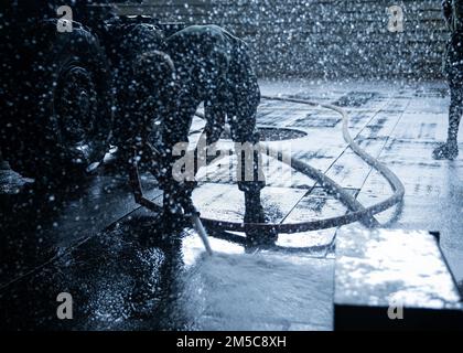 A ÉTATS-UNIS Marine avec combat Logistics Battalion (CLB) 31, pulvérise le pont de puits lors d'un lavage de camion à bord de l'USS Green Bay, golfe de Thaïlande, 28 février 2022. Le MEU de 31st opère à bord des navires du America Amphiobie Strike Group dans la zone d'opérations de la flotte de 7th afin d'améliorer l'interopérabilité avec les alliés et les partenaires et de servir de réponse prête à la défense de la paix et de la stabilité dans la région Indo-Pacifique. Banque D'Images