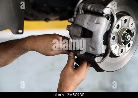 Remplacement des plaquettes de frein lors de l'entretien de la voiture Banque D'Images