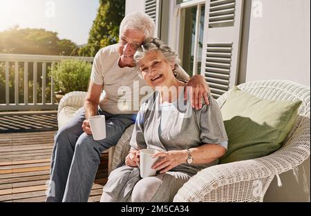 Rendre notre retraite confortable. un heureux couple senior appréciant leur café du matin sur le patio à la maison. Banque D'Images