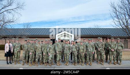 STARCOM a récemment organisé une formation pré-commandement pour 25 commandants et hauts dirigeants inscrits pour la première fois! CAPITAINE de FRÉGATE STARCOM Le général Bratton a partagé ses meilleures pratiques pour bâtir une équipe, communiquer efficacement, prendre des décisions et plusieurs autres principes de leadership. Ces nouveaux dirigeants STARCOM ont une énorme responsabilité devant eux de façonner et de prendre soin de #Guardians (photo par US Air Force SSgt Jose Rodriguez) Banque D'Images