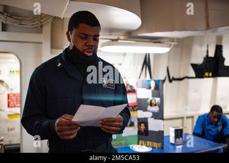 220228-N-XB010-1009 MER DE CHINE ORIENTALE (28 février 2022) Aviation Boatswain's Mate 3rd Class Terrence Lofton, de Mobile, en Alabama, présente un discours lors d'une présentation du mois de l'histoire des Noirs par le comité de la diversité de l'USS New Orleans (LPD 18). La Nouvelle-Orléans, qui fait partie de l'America Amphiobie Ready Group, ainsi que de l'unité expéditionnaire maritime 31st, opère dans la zone de responsabilité de la flotte américaine 7th afin d'améliorer l'interopérabilité avec les alliés et les partenaires et de servir de force de réaction prête à l'emploi pour défendre la paix et la stabilité dans la région Indo-Pacifique. Banque D'Images