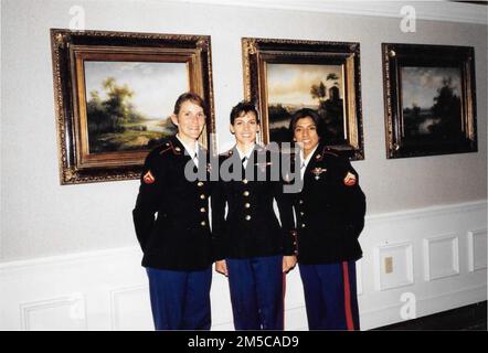 Christina Johnson (à gauche), vétéran de la Marine et gestionnaire de projet pour le Musée national du corps des Marines, se tient à côté de ses camarades Marines lors de sa remise des diplômes de l'École de la Garde de sécurité de l'ambassade du corps des Marines à la base du corps des Marines Quantico, en Virginie Johnson rejoint le corps des Marines en 1993 en tant que police militaire et décide plus tard de rejoindre le programme MCESG. (Photo du corps maritime par le caporal Jennifer Sanchez de lance) Banque D'Images