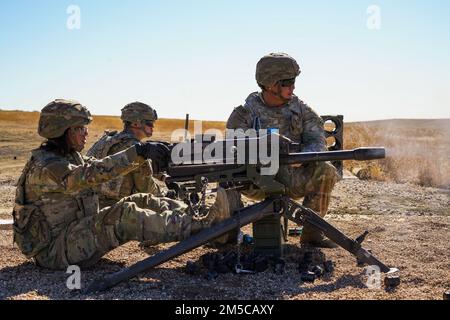 Un soldat de la batterie C, 2nd Bataillon, 77th Régiment d'artillerie de campagne, 2nd équipe de combat de la Brigade Stryker, 4th Division d'infanterie lance le MK-19 Grenade Launcher Down Range 1 mars à fort Carson, Colorado. Les soldats de la Brigade des chevaux de guerre maintiennent leur état de préparation en participant à des exercices d'entraînement et de course tout au long de l'année. Banque D'Images