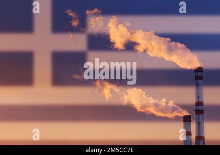 Concept écologique. Sur fond de pavillon de la Grèce, la fumée des cheminées d'une entreprise industrielle émet, polluant l'air. Banque D'Images