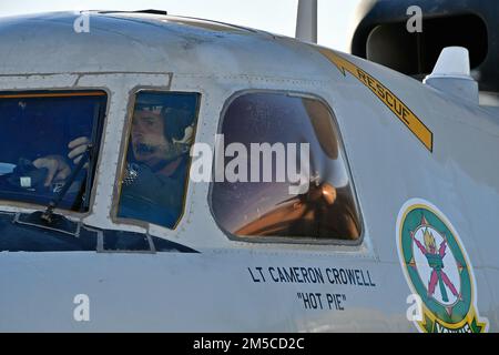 220301-N-AS200-4432 POINT MUGU, CALIFORNIE (1 mars 2022) – le capitaine Michael France, commodore, escadre de commandement et de contrôle aéroporté et de logistique (ACClogWING) dirige son dernier vol à bord d'un E-2D Hawkeye affecté aux Liberty Bells de l'escadron de commandement et de contrôle aéroporté (VAW) 115 mars 1, 2022. ACCLOGWING supervise les escadrons qui exploitent le E-2C Hawkeye, le E-2D Advanced Hawkeye et le C-2 Greyhound, en s'assurant qu'ils sont habités, formés et équipés pour mener des opérations de combat et de logistique soutenues. Banque D'Images