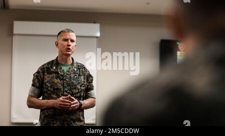 ÉTATS-UNIS Le colonel Timothy S. Brady Jr, commandant, 3D Marines, parle au lieutenant général Kim Tae-sung, commandant du corps des Marines de la République de Corée, lors d'une visite à la base des Marines d'Hawaï, 1 mars 2022. Les Marines alliées ont discuté des activités en cours dans la région Indo-Pacifique et des domaines d’interopérabilité et de collaboration possibles à mesure que 3D Marines se réactive en tant que 3D Marine littoral Regiment, élément central des efforts de modernisation de la conception de la Force du corps des Marines. L'alliance entre les États-Unis et la République de Corée compte parmi les alles bilatérales les plus interopérables, capables et dynamiques Banque D'Images