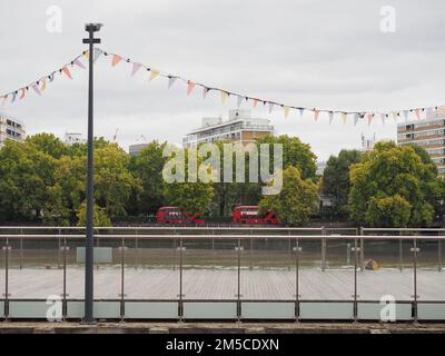 LONDRES, Royaume-Uni - VERS OCTOBRE 2022 : Churchill Gardens abrite une propriété vue de la Tamise Banque D'Images