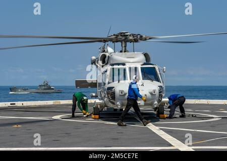 GOLFE DE THAÏLANDE (1 mars 2022) des marins affectés au navire de transport amphibie USS Green Bay (LPD 20) effectuent des opérations de vol à l'aide d'un hélicoptère SH-70B Sea Hawk de la Royal Thai Navy au cours de l'exercice Cobra Gold 22. Cobra Gold 2022 est la version 14st de l'exercice international de formation qui soutient la préparation et met l'accent sur la coordination de l'action civique, de l'aide humanitaire et des secours en cas de catastrophe. Du 22 février au 4 mars 2022, cet événement annuel qui se tient dans divers endroits du Royaume de Thaïlande accroît la capacité, la capacité et l'interopérabilité Banque D'Images