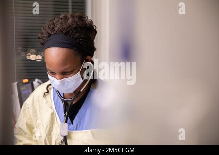 LANSING, Michigan - ÉTATS-UNIS CPT de l'armée. Shaina Newton, infirmière médicale-chirurgicale militaire affectée à l'hôpital communautaire de l'armée Brian Martin à fort Benning, Géorgie, sourit tout en parlant à un patient de l'hôpital Sparrow à Lansing, Michigan, 2 mars 2022. ÉTATS-UNIS Northern Command, par l'intermédiaire des États-Unis L'Armée du Nord demeure déterminée à fournir un soutien souple du ministère de la Défense à la réponse de l'ensemble du gouvernement à la COVID. Banque D'Images