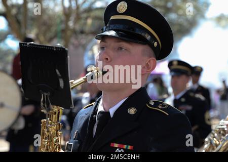 Alex Payne, joueur de saxophone alto au sein de l'Armée 313th de Huntsville, Alabama, se produit lors de la parade des Rex le 1 mars 2022 à la Nouvelle-Orléans, Louisiane. La parade des Rex, ou procession des Rex, a été le point culminant de la journée de Mardi gras depuis la création de l'organisation Rex et sa première parade en 1872. Les bandes participant à cet événement non seulement affichent le talent des soldats, mais peuvent également être utilisées comme outil de recrutement et établir des relations avec la communauté locale. (Image de la réserve de l'armée par le sergent d'état-major Rodney Roldan). Banque D'Images