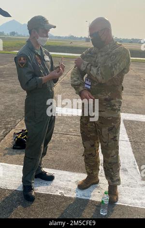 CW3 Erik Pollender (à droite), aviateur du C Co « Dustoff », 2nd Bataillon, 25th Aviation Regiment, 25th combat Aviation Brigade, 25th Infantry Division, Et son homologue de l'Armée royale thaïlandaise participe à un échange informel de timbres le 1 mars 2022 dans le cadre de l'exercice Cobra Gold 2022 dans la province de Lophuri du Royaume de Thaïlande. Le CG 22 est la version 41st de l'exercice international de formation qui soutient l'état de préparation et met l'accent sur la coordination de l'action civique, de l'aide humanitaire et des secours en cas de catastrophe. Du 22 février à 4 mars 2022, cet événement annuel se déroule à vari Banque D'Images